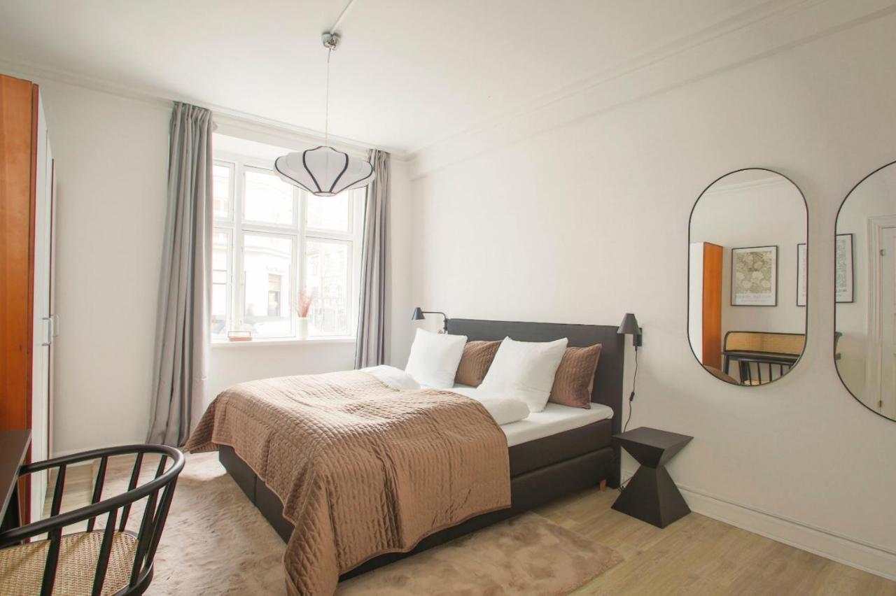 Homely 1 Bedroom Flat By The Lakes Apartment *