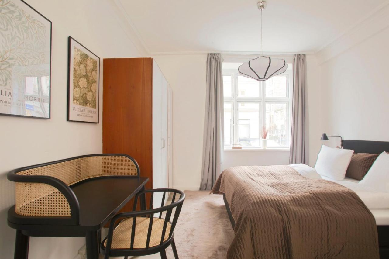 Homely 1 Bedroom Flat By The Lakes Apartment *